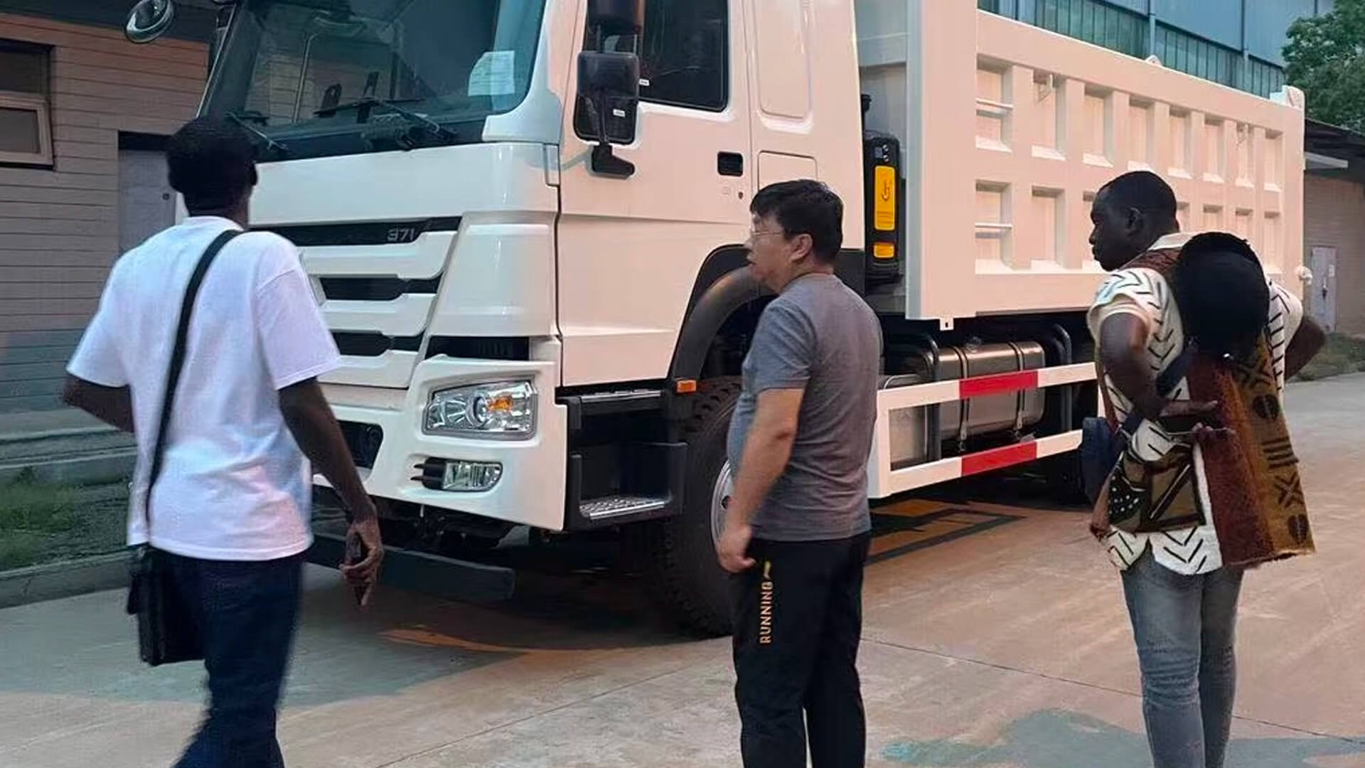 Excellente coopération avec les clients africains - Camion tracteur et remorque à benne basculante