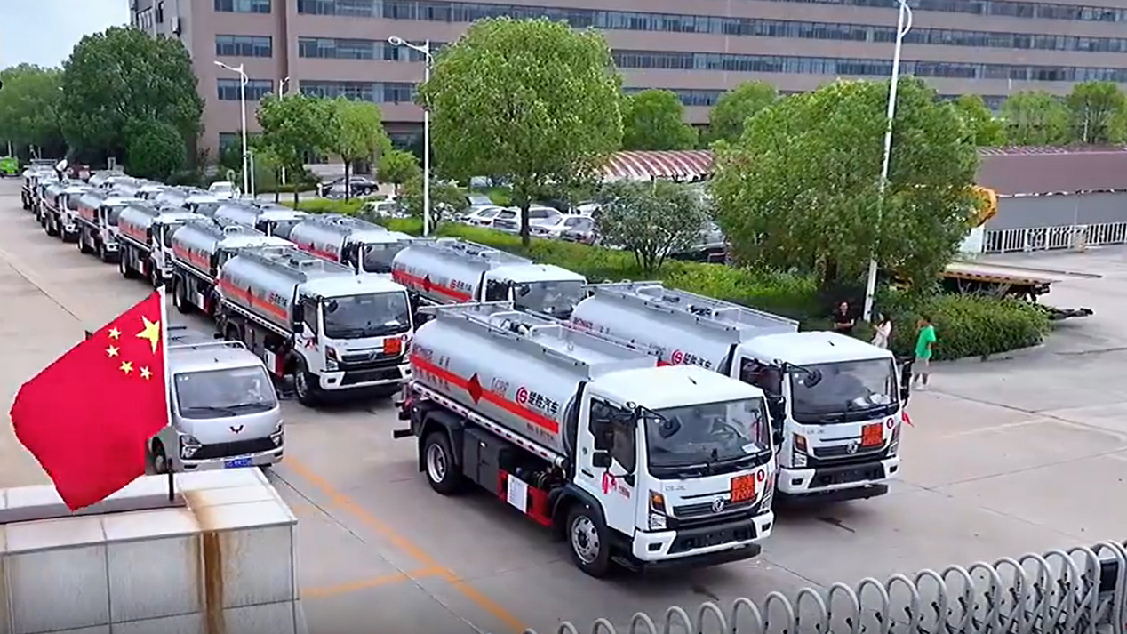 Bon travail! 15 unités Les camions-citerne de carburant Dongfeng ont été expédiés en douceur!